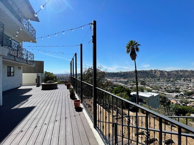 Building Photo - Gorgeous 5 Bed House - Amazing View!