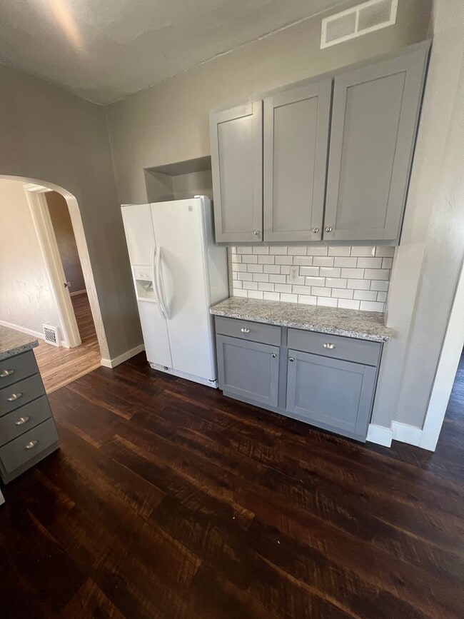 Building Photo - 604 N 10th Ave