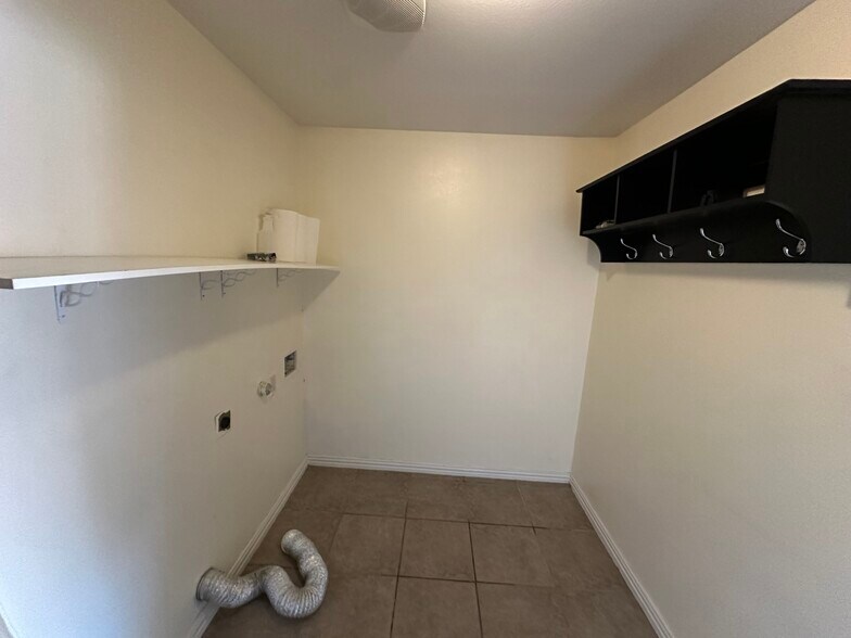 Building Photo - 3011 Lockmoor Ln