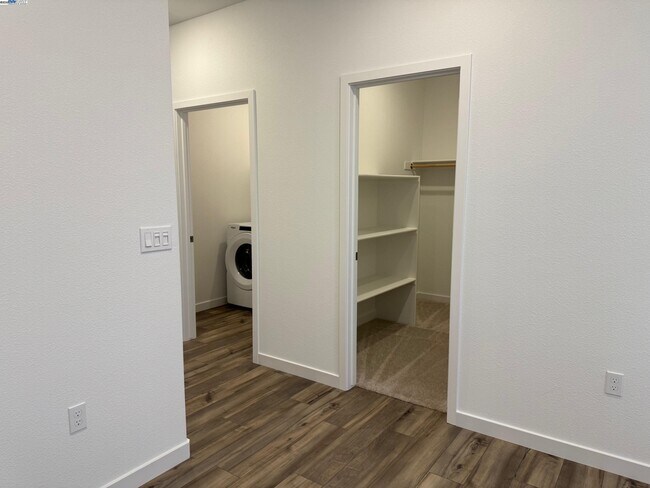 Building Photo - 1013 Bluebell Cir