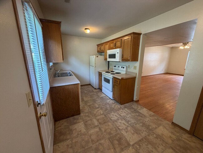 Building Photo - 20305 Skyview Dr