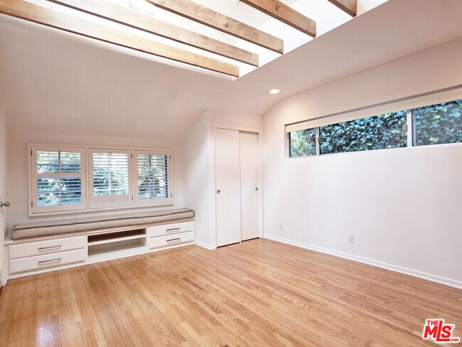 Building Photo - 4031 Hollyline Ave