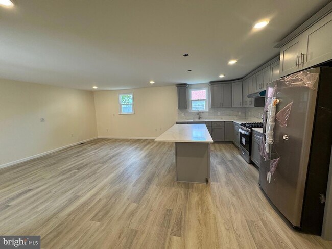 Building Photo - 109 E Park Ave