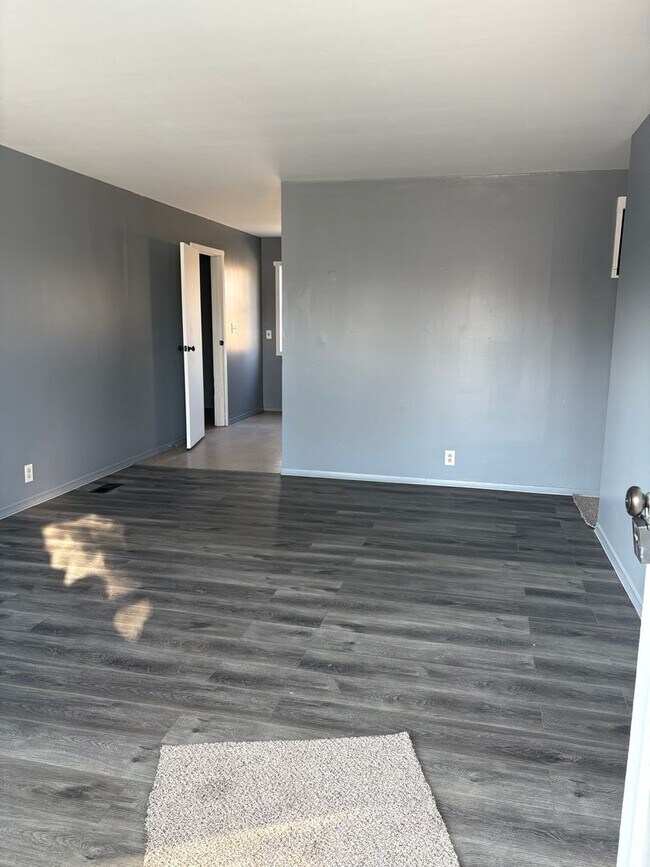 Building Photo - three bedroom one bath home with attached garage for rent