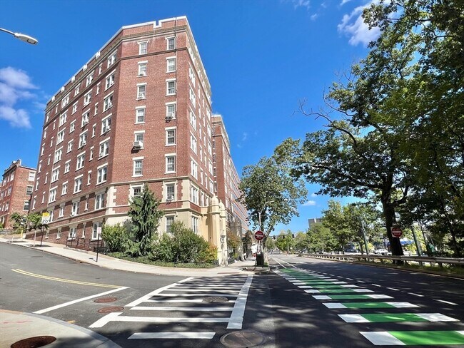 Building Photo - 1450 Beacon St