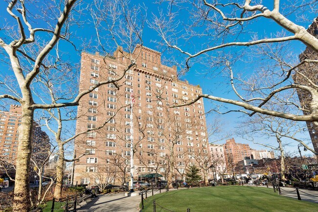 Building Photo - 299 W 12th St