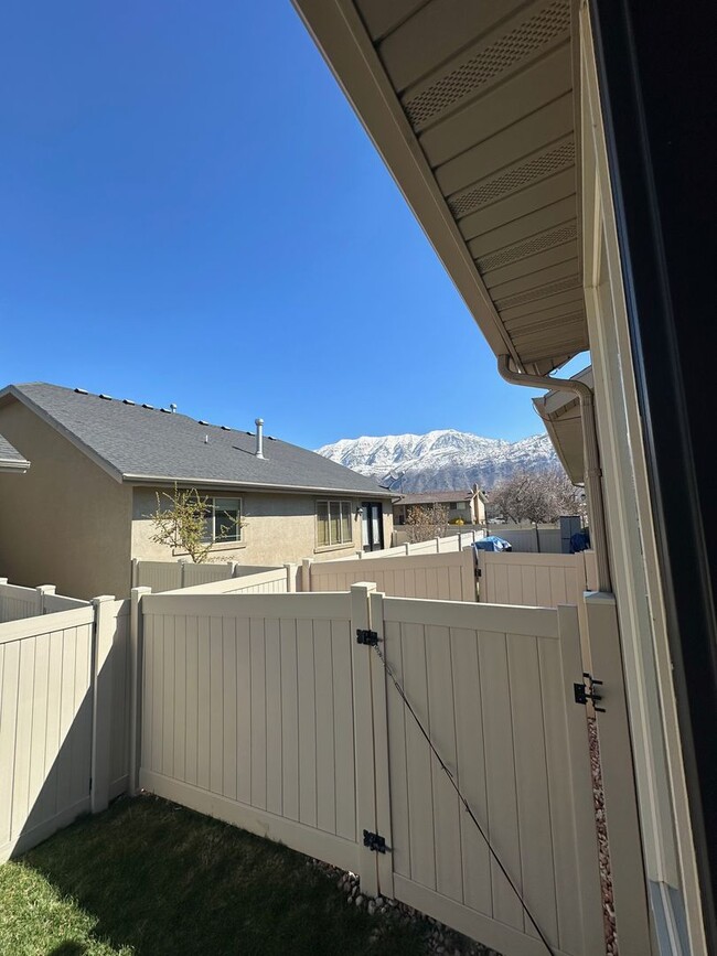 Building Photo - Orem Townhome - Hillcrest Neighborhood