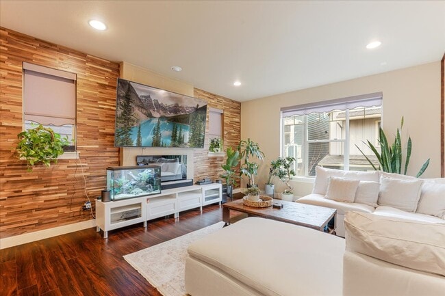 Building Photo - 14215 SW Burlwood Ln