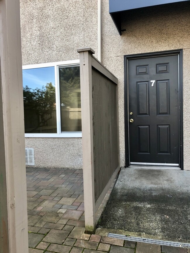 Building Photo - 3601 NE 73rd Pl