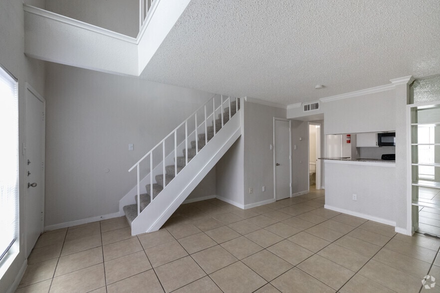 1BR, 1.5BA - 816SF - A6T - Living Room - Vista Arbor