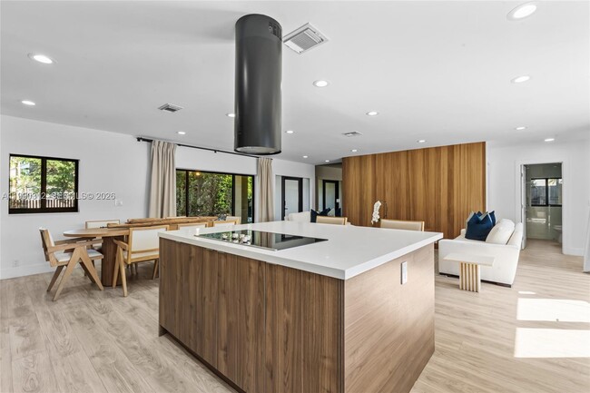 Building Photo - 116 W 1st Ct