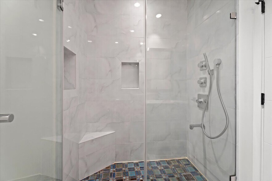 Building Photo - 2550 S Centinela Ave