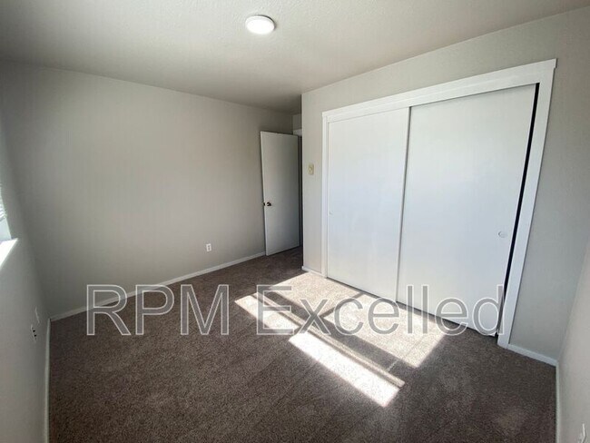 Building Photo - 634 M St NE