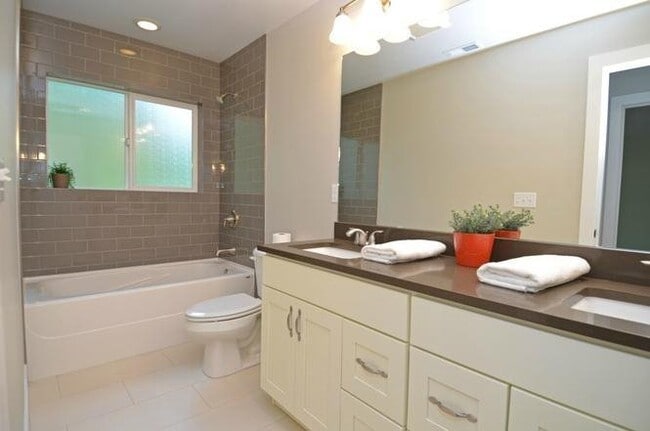 Building Photo - Spacious 5-Bedroom Home for Rent in the Maple Leaf Community