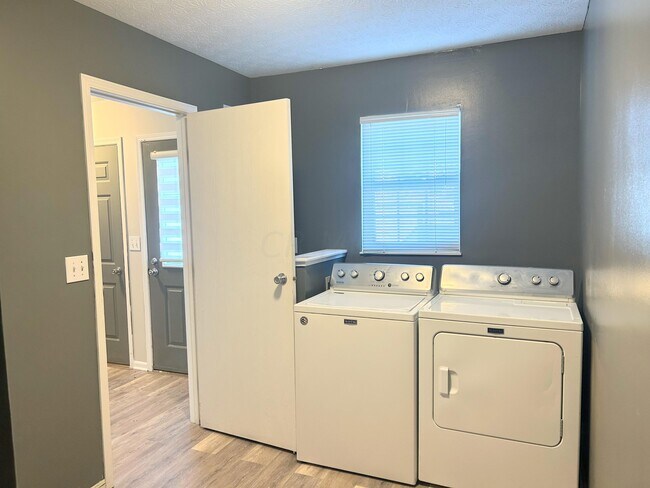 Building Photo - 6820 Axtel Dr