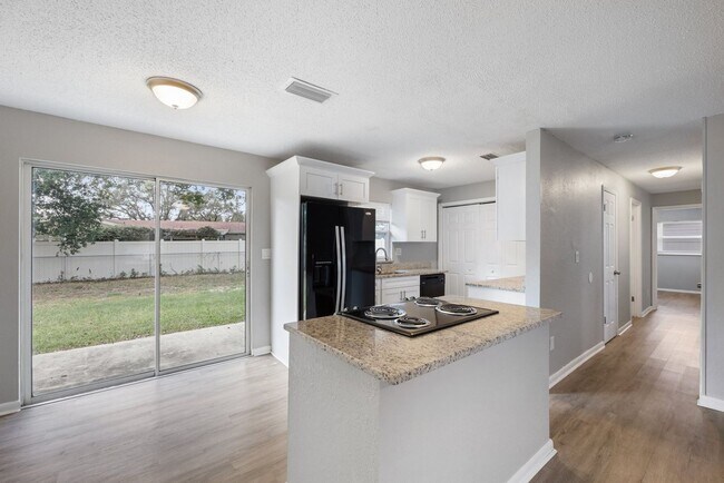Building Photo - Beautifully renovated 4bdrm/2bath home wit...