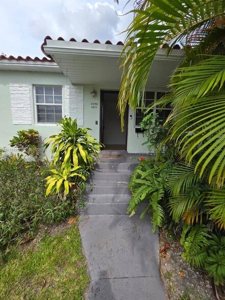 Building Photo - 1611 Coral Gate Dr