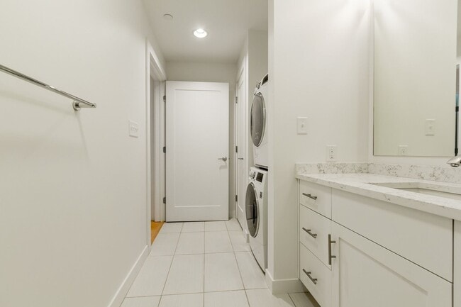 Building Photo - 1BR/1BA - Beautiful Updated Condo in Downtown Portland