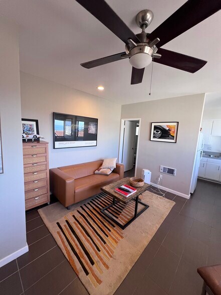 Building Photo - 3005 Crest Dr