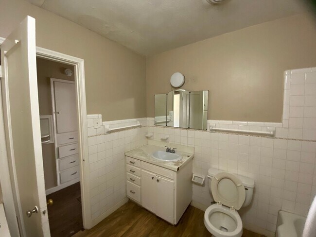 Building Photo - Spacious, remodeled 4 Bed, 2 Bath Home in ...
