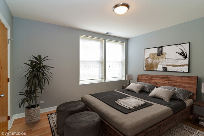 Building Photo - 2233 W Lawrence Ave