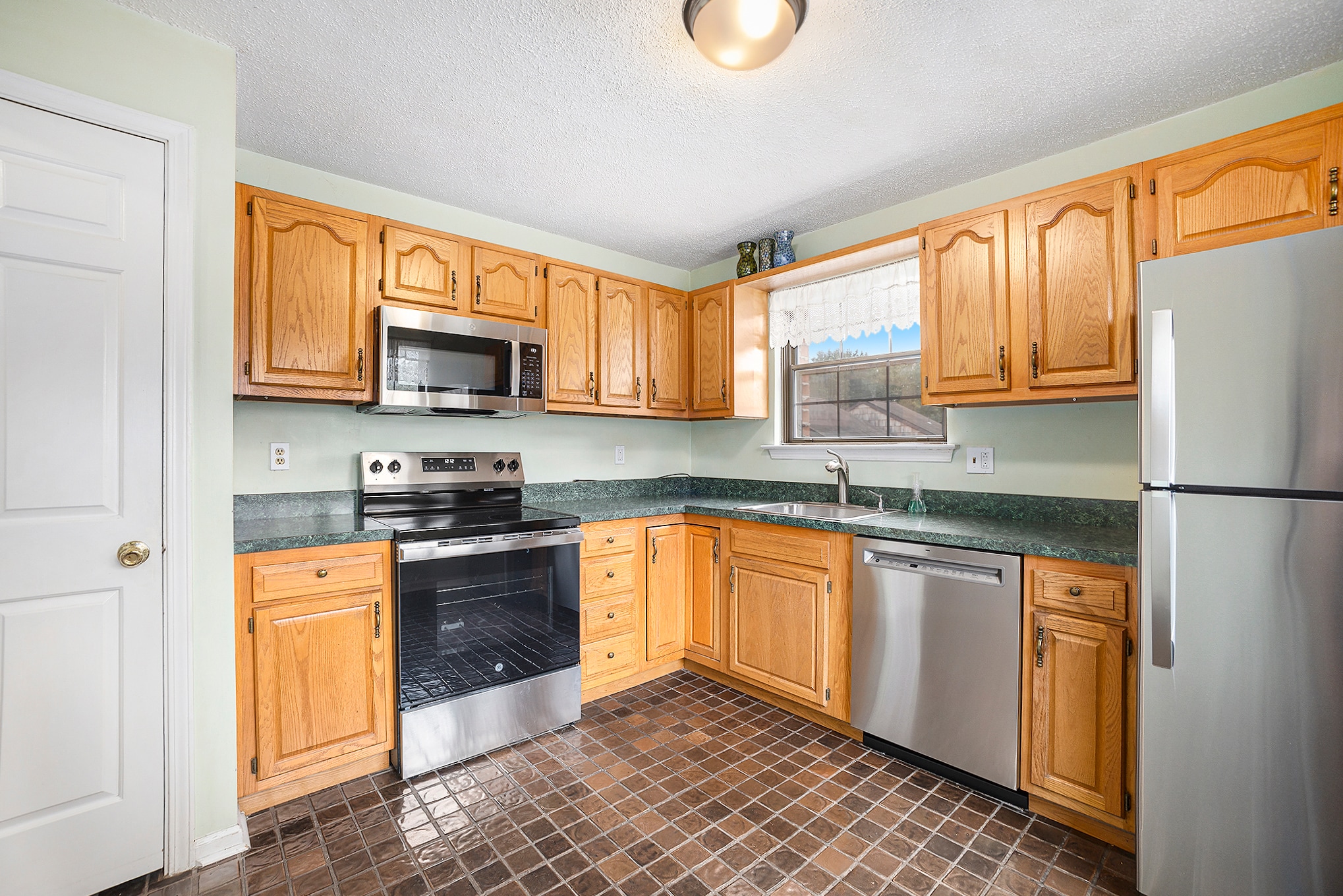 kichen 2 - 50 Rittenhouse Ct