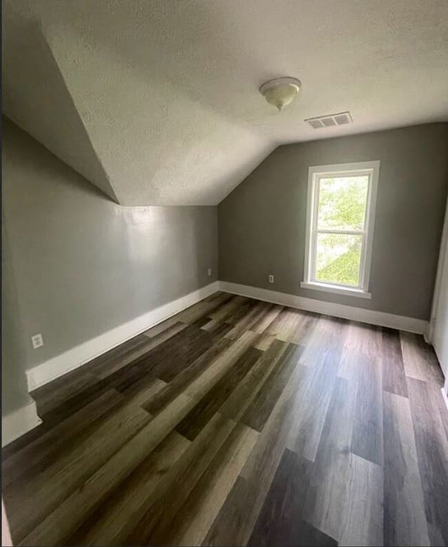 Building Photo - 3 bed 1 bath close to everything in Dayton!