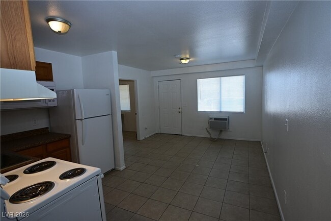 Building Photo - 3017 E Carey Ave