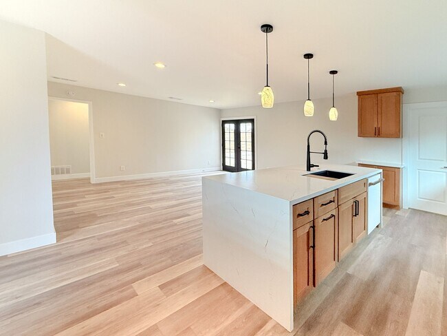 Building Photo - Modern 3-Bedroom Home with Private Yard in...