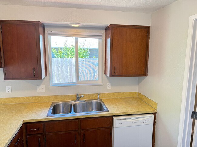 Building Photo - Updated 2 bedroom 1 bathroom dulpex in Springfield!