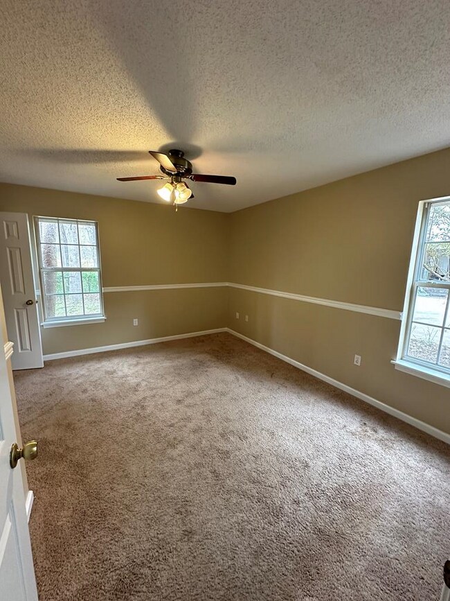 Building Photo - 910 Crawford Cir