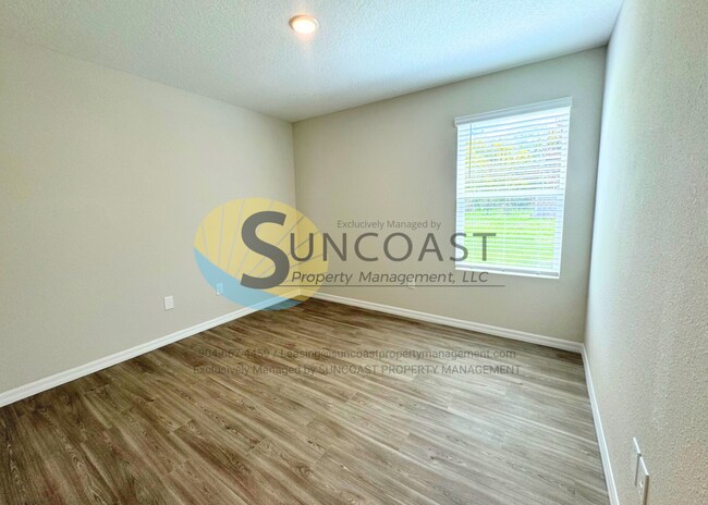 Building Photo - Luxury Home & Free to Apply!