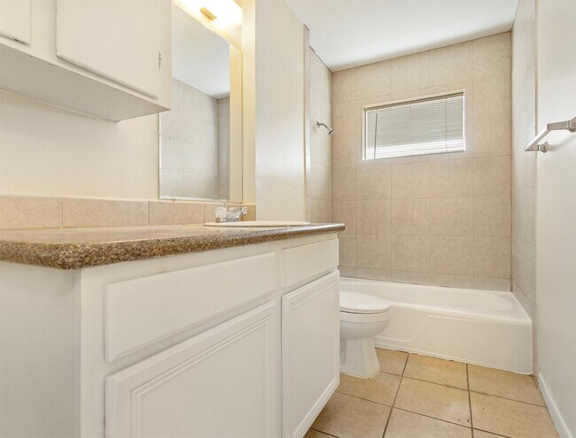 Building Photo - 13306 Oak Leaf Ln