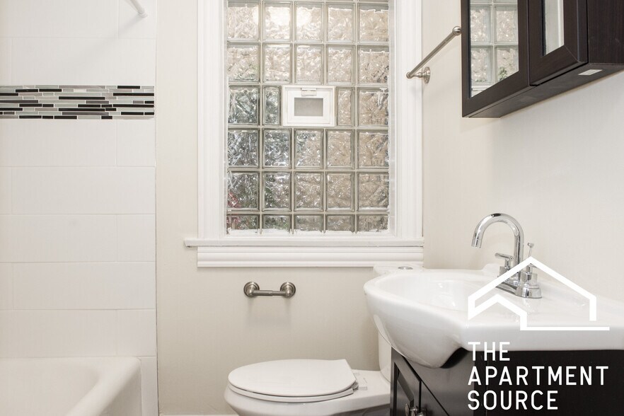 Building Photo - 733 Elm St