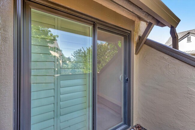 Building Photo - Hamilton Place Townhome
