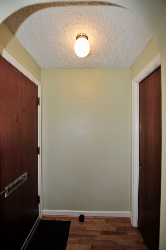 Building Photo - Charming 2 bed 1 bath bungalow with 2nd living room