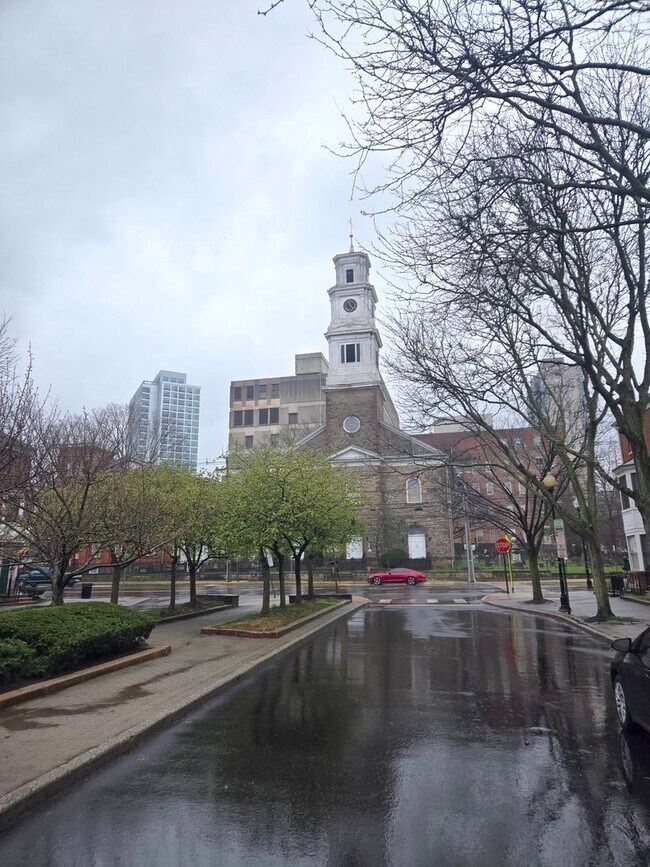 Building Photo - Rare opportunity in prestigious Hiram Square! First floor, condominium with 2-bedrooms & bonus ro...