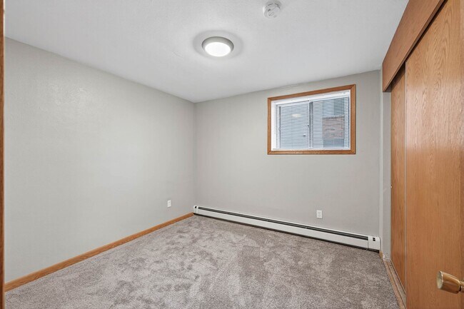 Building Photo - Updated Spacious 2BR/1 Bath Apartment Avai...