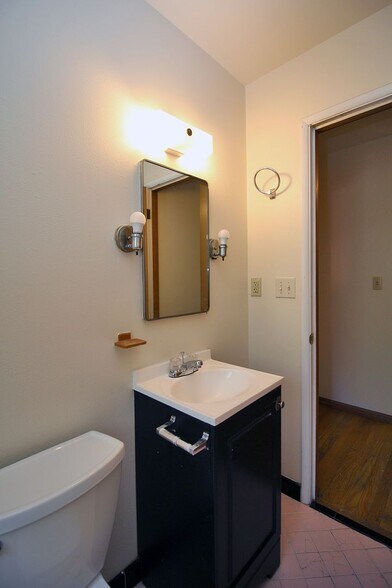 Building Photo - 11-17 NE 56th