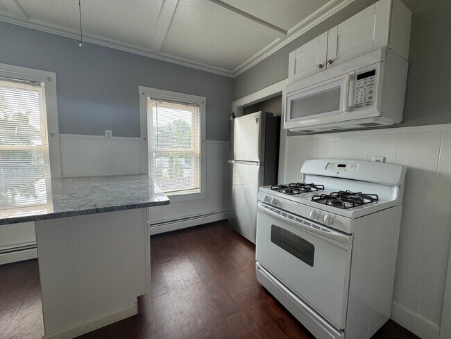 Building Photo - Updated Haverhill 2 Bedroom W/Yard | Available  9/1
