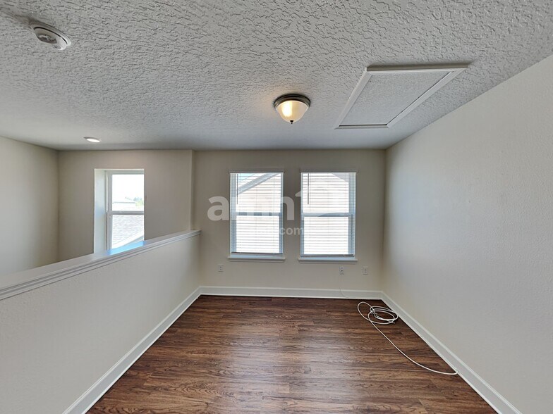 Building Photo - 527 Pine Terrace Dr