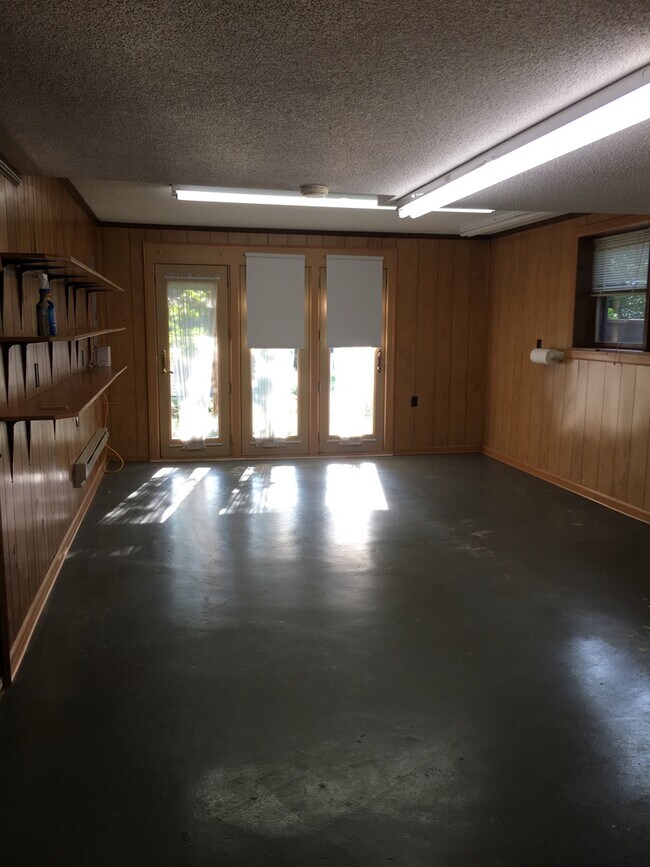 Building Photo - Spacious 3 Bedroom 2.5 Bath home located i...