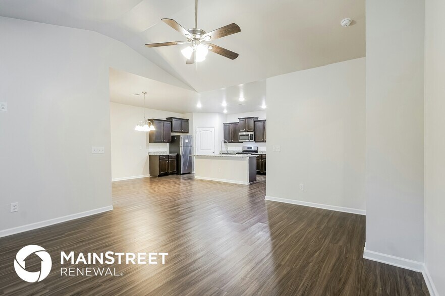 Building Photo - 1080 Park View Dr
