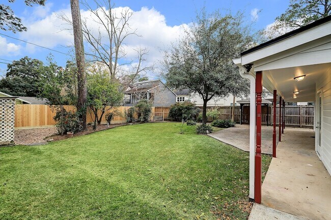 Building Photo - 1051 Gardenia Dr