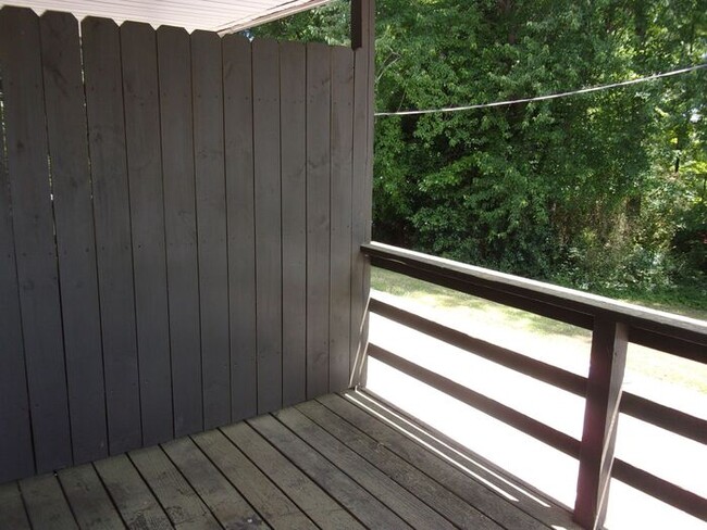 Building Photo - Spacious 2 Bedroom 1 Bath Duplex Minutes t...