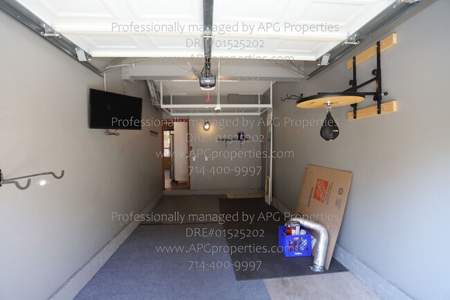 Building Photo - 2 bedroom / 2.5 bathroom condo with one ca...