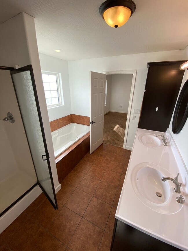 Building Photo - Beautiful 4 Bedroom, 3 Bathroom Split Leve...