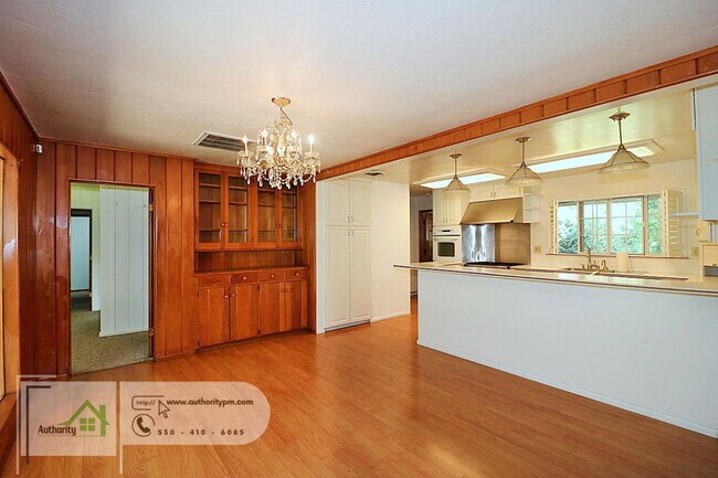 Building Photo - 3180 Wilshire Dr