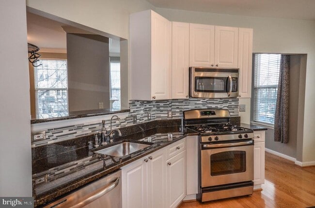 Building Photo - 4950 Brenman Park Dr