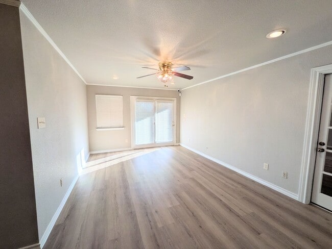 Building Photo - 6618 Cloverbend St